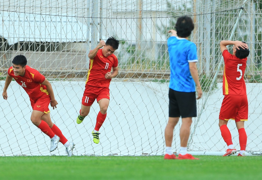 Cầu thủ U23 Việt Nam thay phi&ecirc;n nhau l&agrave;m thủ m&ocirc;n tạo n&ecirc;n nhiều pha b&oacute;ng h&agrave;i hước - Ảnh 4.