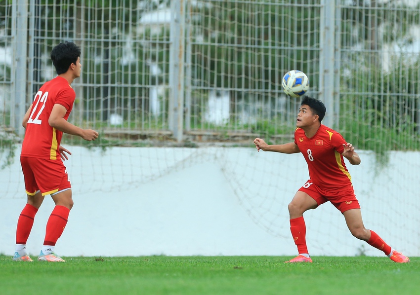 Cầu thủ U23 Việt Nam thay phi&ecirc;n nhau l&agrave;m thủ m&ocirc;n tạo n&ecirc;n nhiều pha b&oacute;ng h&agrave;i hước - Ảnh 2.