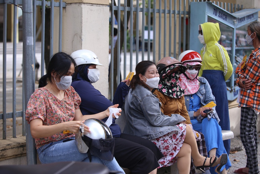 Chùm ảnh cảm động: Phụ huynh nghỉ làm đưa con đi thi, thấp thỏm ngóng trông giữa trời oi bức - Ảnh 6.