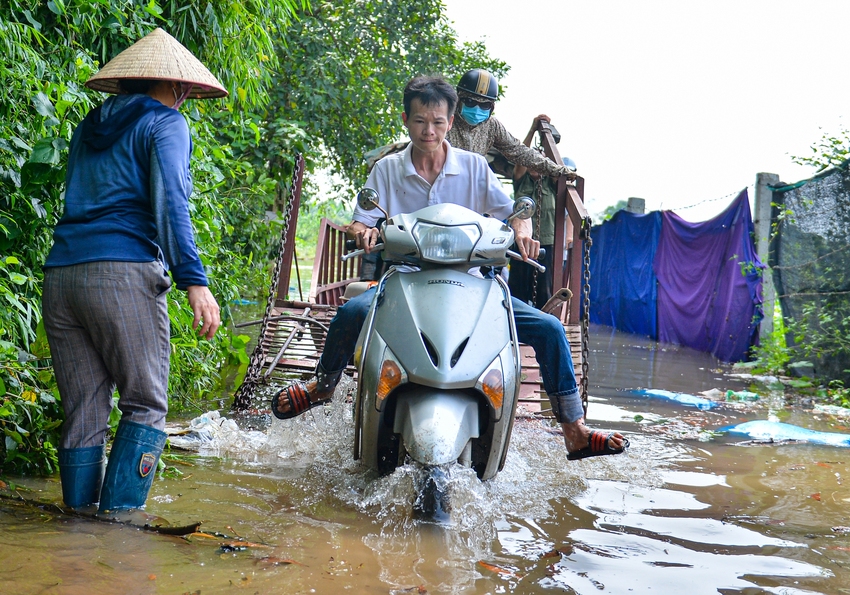 H&agrave; Nội: Nước s&ocirc;ng d&acirc;ng cao, người d&acirc;n b&atilde;i giữa s&ocirc;ng Hồng phải đi đ&ograve; v&agrave;o nội đ&ocirc; mưu sinh - Ảnh 4.