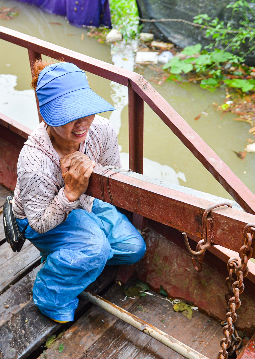 H&agrave; Nội: Nước s&ocirc;ng d&acirc;ng cao, người d&acirc;n b&atilde;i giữa s&ocirc;ng Hồng phải đi đ&ograve; v&agrave;o nội đ&ocirc; mưu sinh - Ảnh 5.