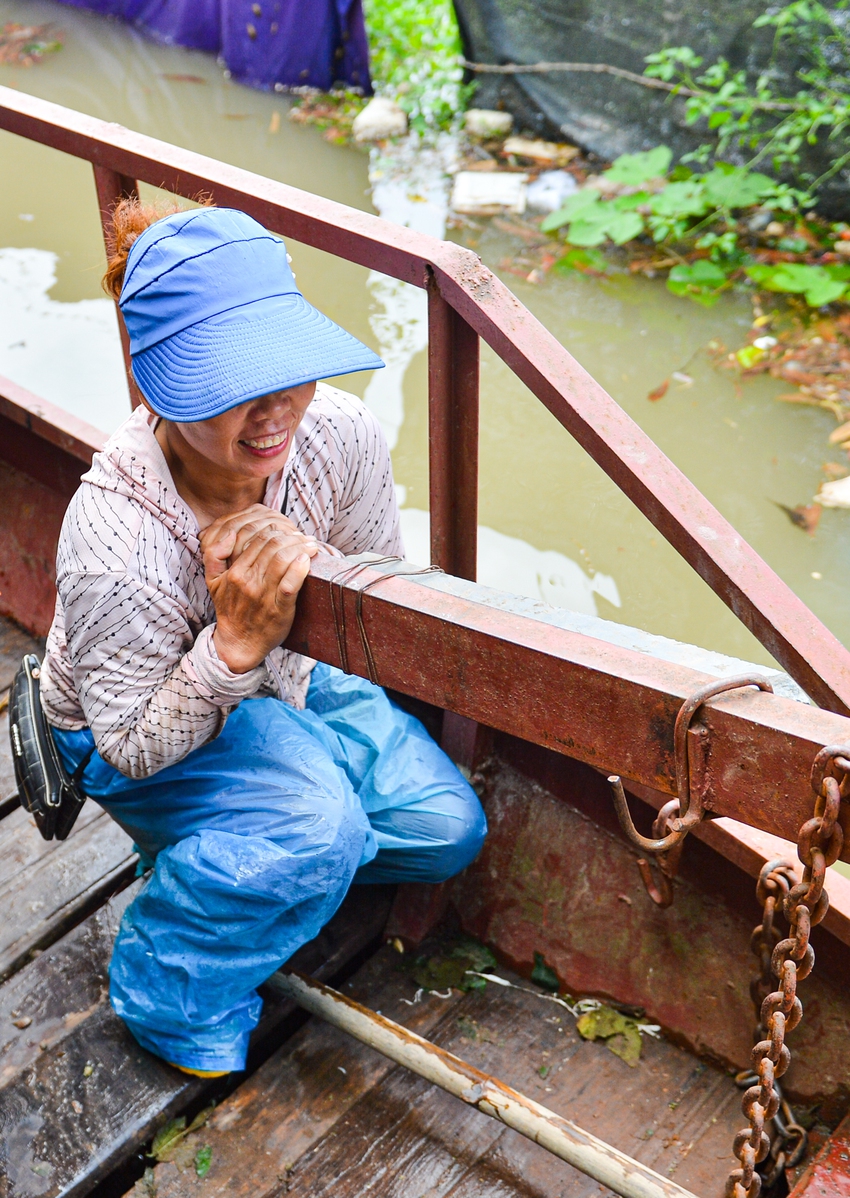 Hà Nội: Nước sông dâng cao, người dân bãi giữa sông Hồng phải đi đò vào nội đô mưu sinh - Ảnh 5.