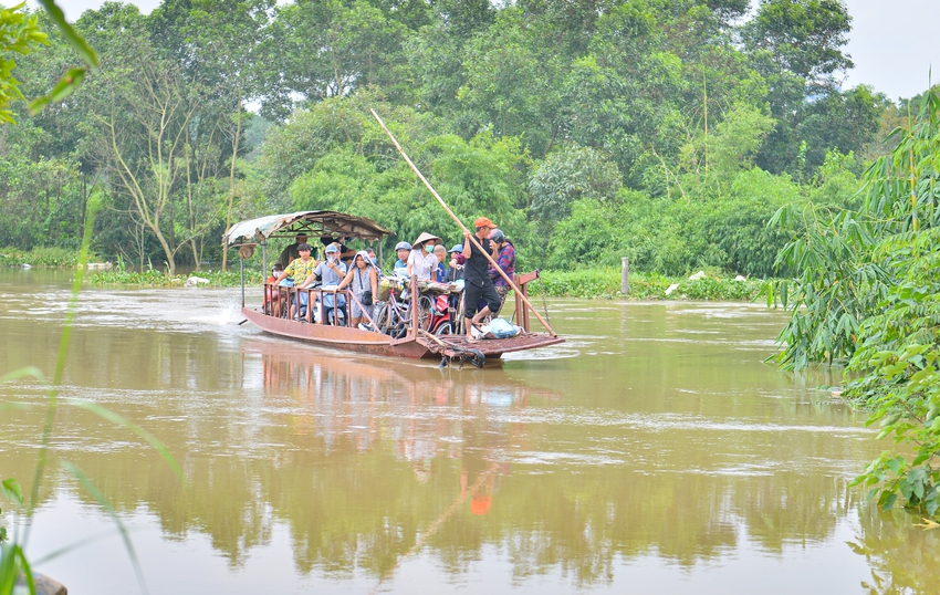 H&agrave; Nội: Nước s&ocirc;ng d&acirc;ng cao, người d&acirc;n b&atilde;i giữa s&ocirc;ng Hồng phải đi đ&ograve; v&agrave;o nội đ&ocirc; mưu sinh - Ảnh 1.