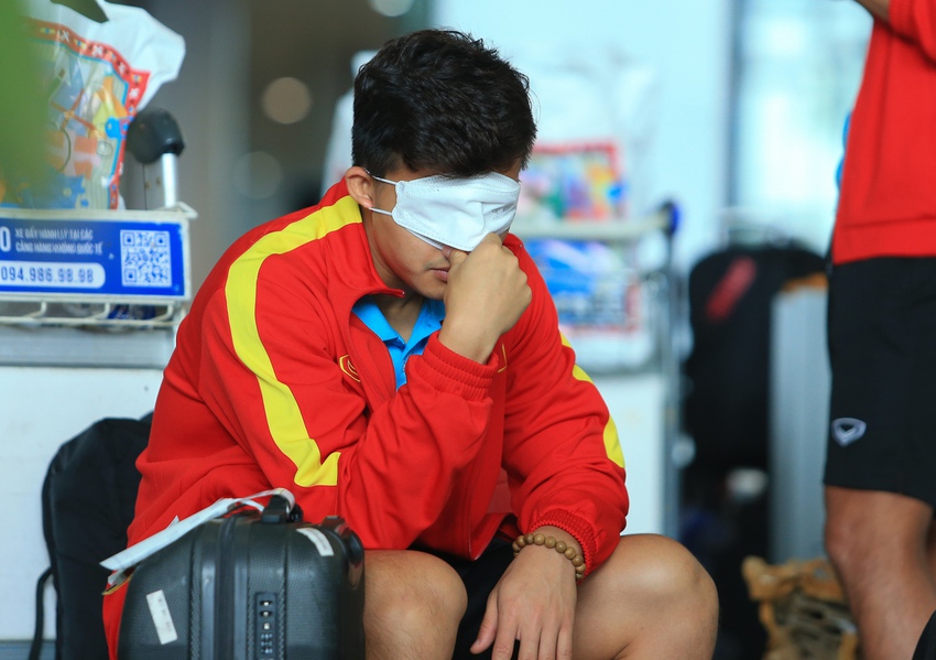 Cầu thủ U23 Việt Nam ngủ gật, tập thể dục khi chờ lấy hành lý - Ảnh 3.