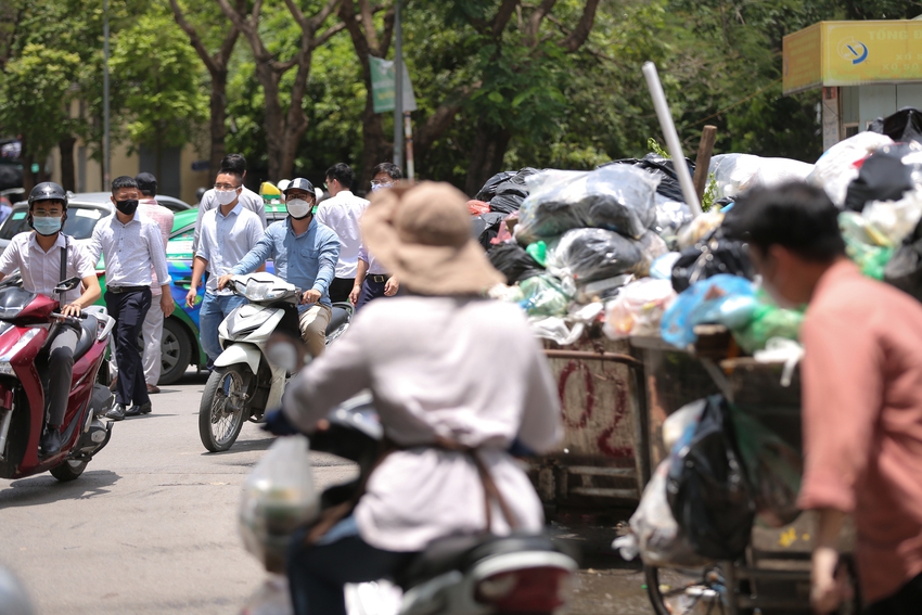 Hà Nội: Rác thải bất ngờ ùn ứ ở nội đô, người dân đi qua phải bịt mũi vì khó thở - Ảnh 7.