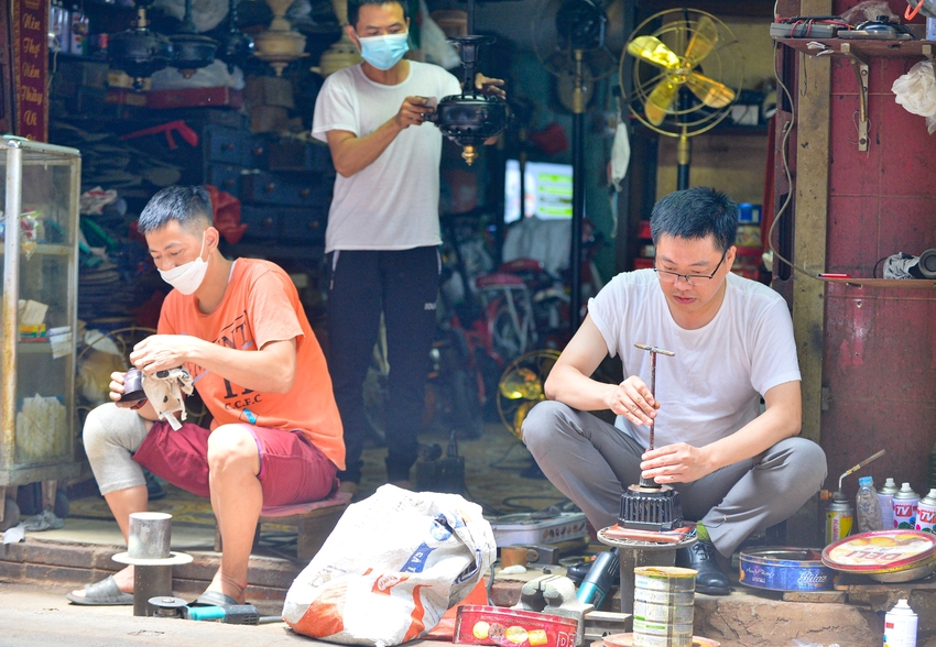 Gia đình ở phố cổ Hà Nội 2 đời khám bệnh quạt cổ: Cho thuê mặt bằng cũng được 60 triệu/ tháng nhưng quyết giữ nghề - Ảnh 7.