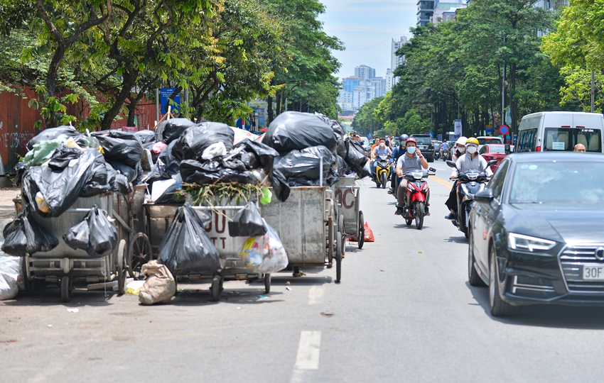 Hà Nội: Rác thải bất ngờ ùn ứ ở nội đô, người dân đi qua phải bịt mũi vì khó thở - Ảnh 3.