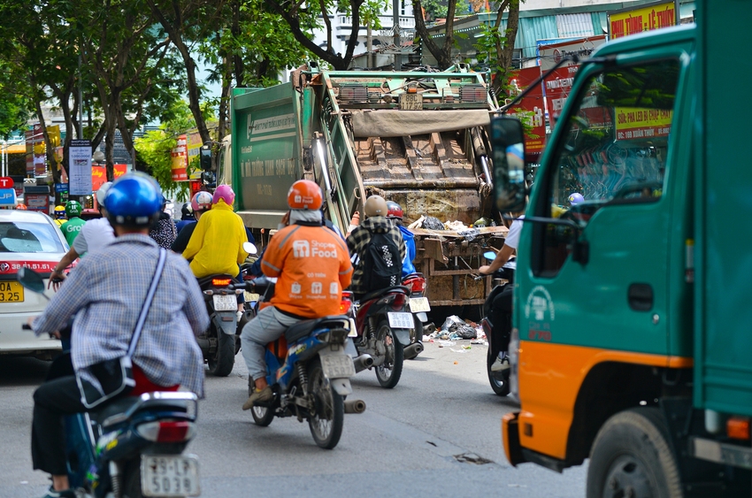 Hà Nội: Rác thải bất ngờ ùn ứ ở nội đô, người dân đi qua phải bịt mũi vì khó thở - Ảnh 10.