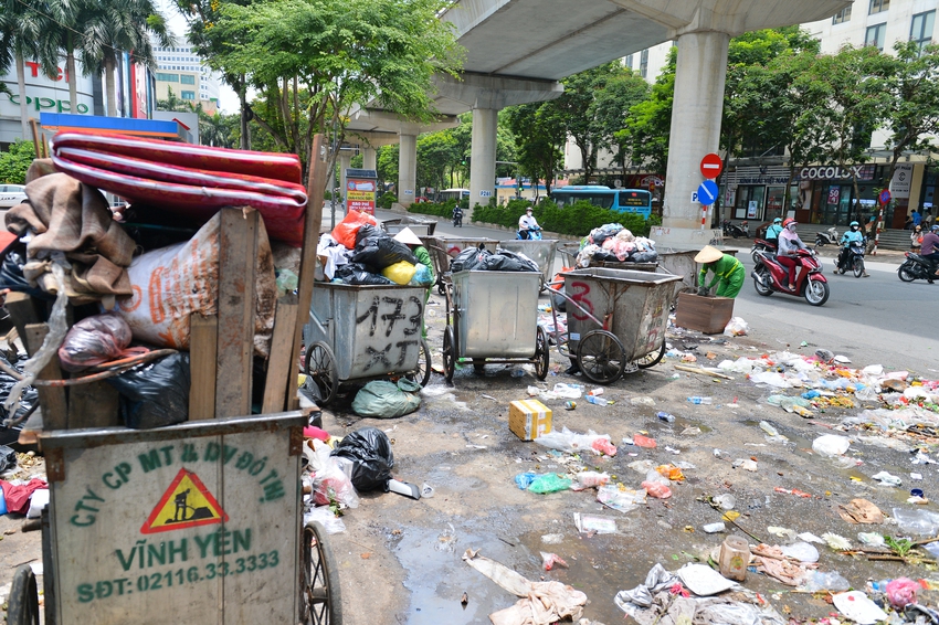 Hà Nội: Rác thải bất ngờ ùn ứ ở nội đô, người dân đi qua phải bịt mũi vì khó thở - Ảnh 9.