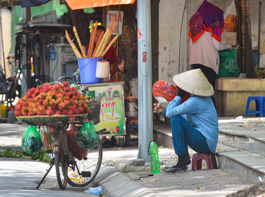 Ngày Hà Nội nắng nóng cao điểm: Phố đi bộ vắng tanh như chùa bà Đanh, người lao động liên tục dừng lại giữa đường tiếp nước - Ảnh 14.