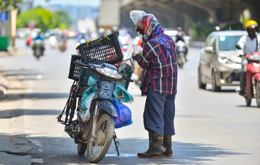 Ngày Hà Nội nắng nóng cao điểm: Phố đi bộ vắng tanh như chùa bà Đanh, người lao động liên tục dừng lại giữa đường tiếp nước - Ảnh 7.