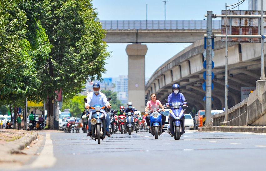 Ngày Hà Nội nắng nóng cao điểm: Phố đi bộ vắng tanh như chùa bà Đanh, người lao động liên tục dừng lại giữa đường tiếp nước - Ảnh 1.