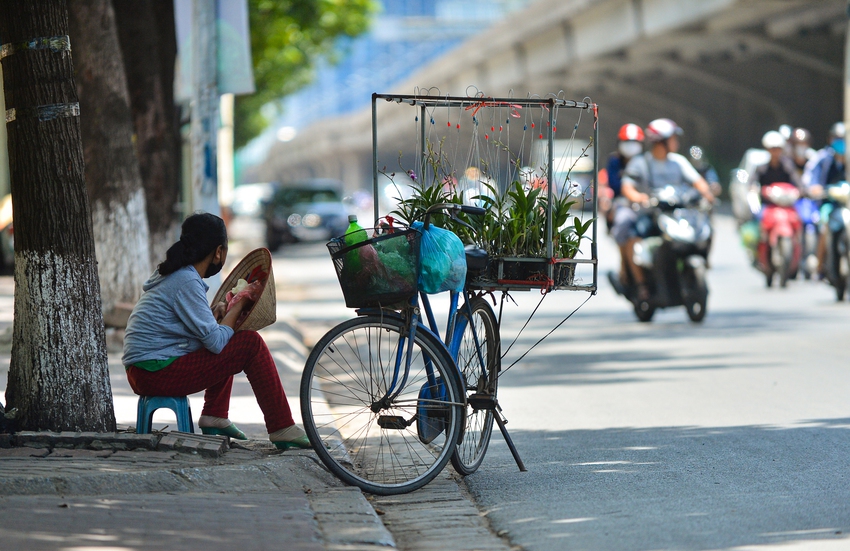 Ngày Hà Nội nắng nóng cao điểm: Phố đi bộ vắng tanh như chùa bà Đanh, người lao động liên tục dừng lại giữa đường tiếp nước - Ảnh 2.