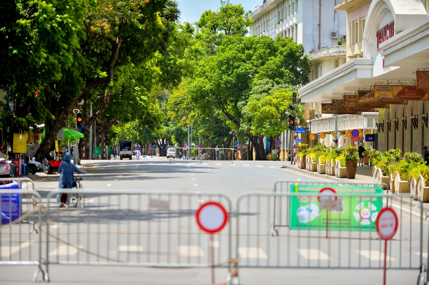 Ngày Hà Nội nắng nóng cao điểm: Phố đi bộ vắng tanh như chùa bà Đanh, người lao động liên tục dừng lại giữa đường tiếp nước - Ảnh 9.