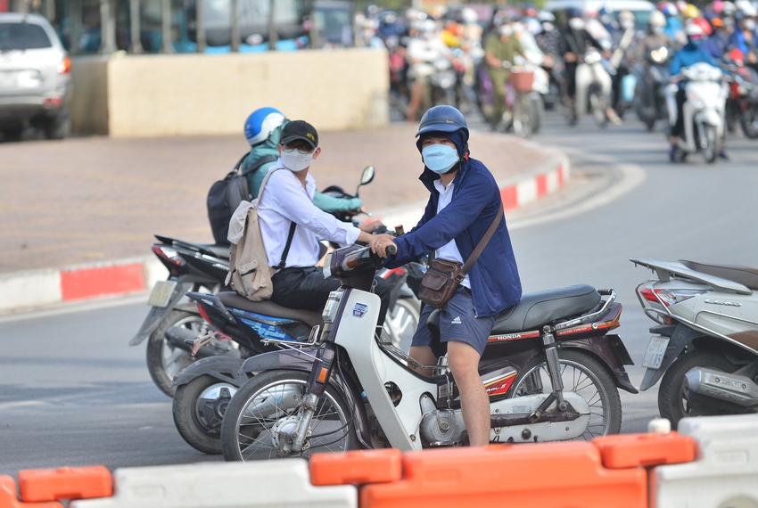 Hà Nội phân luồng thí điểm giao thông: Ngã tư sở bất ngờ hết cảnh ùn tắc, người dân bê xe, quay xe để rút ngắn quãng đường 700 mét - Ảnh 10.