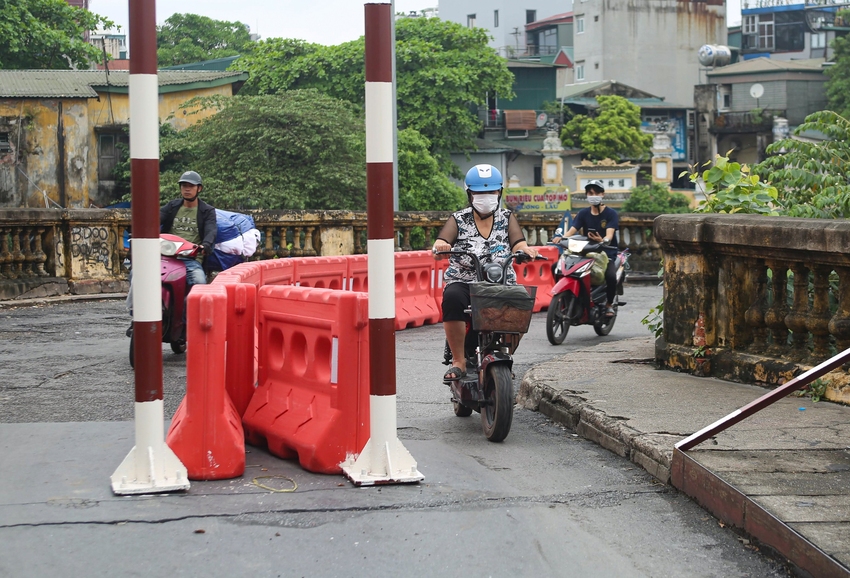 Hà Nội: Cầu Long Biên được lắp mắt thần, dựng rào chắn lối lên khiến xe ba gác chịu thua - Ảnh 6.