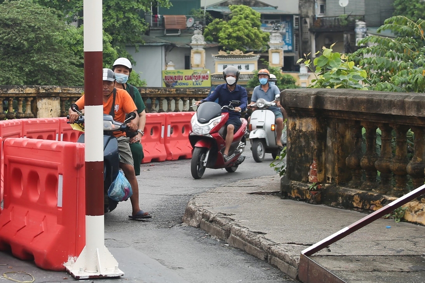 Hà Nội: Cầu Long Biên được lắp mắt thần, dựng rào chắn lối lên khiến xe ba gác chịu thua - Ảnh 10.