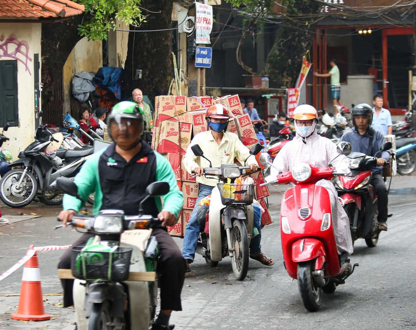 Hà Nội: Cầu Long Biên được lắp mắt thần, dựng rào chắn lối lên khiến xe ba gác chịu thua - Ảnh 9.