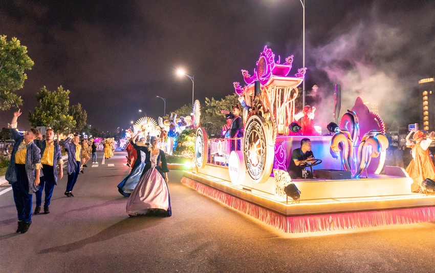 Carnival khuấy động đường phố, chợ đêm lớn nhất Đà Nẵng ken đặc khách tối cuối tuần - Ảnh 1.