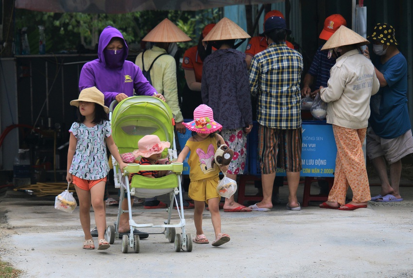 Cơm 2.000 đồng giữa thời bão giá: Đủ dinh dưỡng, bao no, đậm nghĩa tình người dân Đà Nẵng - Ảnh 13.