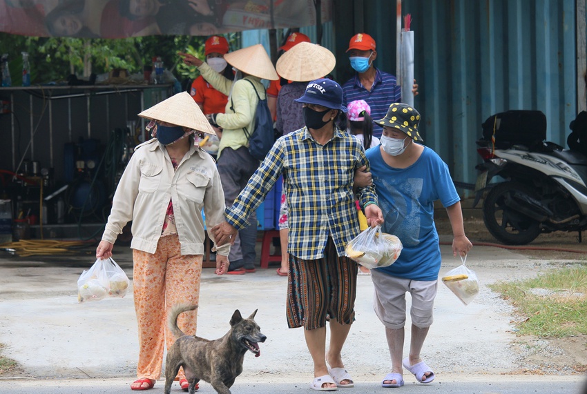 Cơm 2.000 đồng giữa thời bão giá: Đủ dinh dưỡng, bao no, đậm nghĩa tình người dân Đà Nẵng - Ảnh 4.