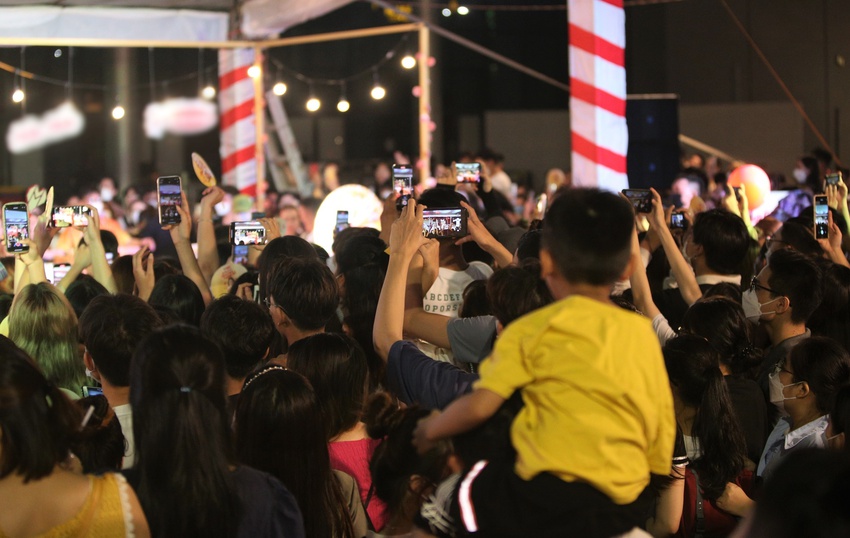 Carnival khuấy động đường phố, chợ đêm lớn nhất Đà Nẵng ken đặc khách tối cuối tuần - Ảnh 15.