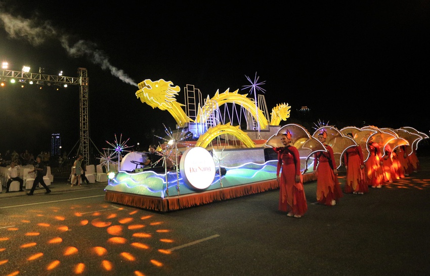 Carnival khuấy động đường phố, chợ đêm lớn nhất Đà Nẵng ken đặc khách tối cuối tuần - Ảnh 6.