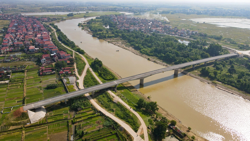 Ảnh: Người dân phơi thóc, chăn thả gia súc trên cây cầu được đầu tư cả trăm tỷ - Ảnh 2.