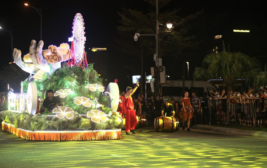 Carnival khuấy động đường phố, chợ đêm lớn nhất Đà Nẵng ken đặc khách tối cuối tuần - Ảnh 7.