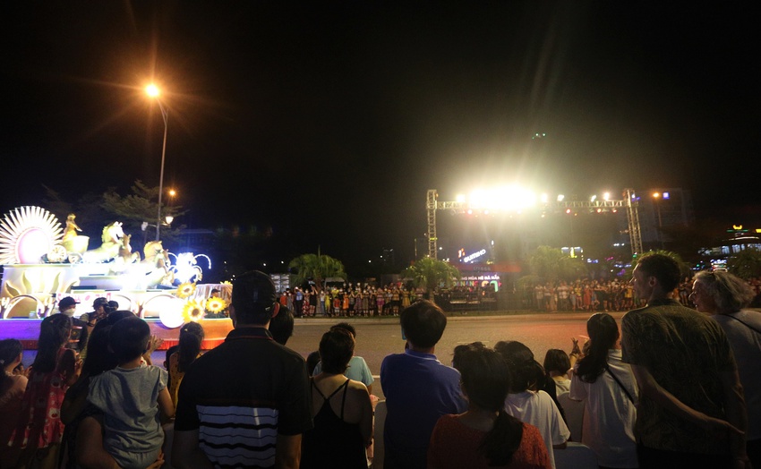 Carnival khuấy động đường phố, chợ đêm lớn nhất Đà Nẵng ken đặc khách tối cuối tuần - Ảnh 3.