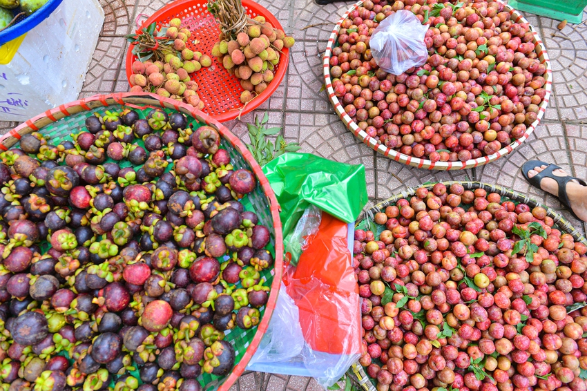 Người H&agrave; Nội tấp nập đi chợ từ 5h s&aacute;ng mua rượu nếp, vải, mận...ng&agrave;y tết Đoan Ngọ - Ảnh 5.