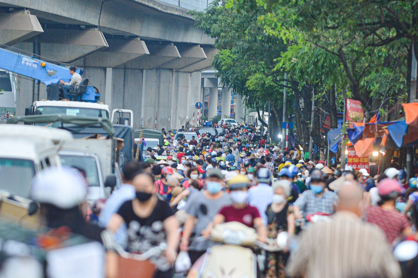 Người H&agrave; Nội tấp nập đi chợ từ 5h s&aacute;ng mua rượu nếp, vải, mận...ng&agrave;y tết Đoan Ngọ - Ảnh 11.