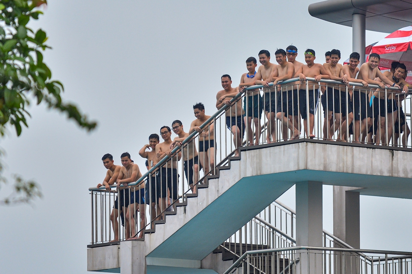 Ảnh: Hà Nội nắng 37 độ, hàng nghìn người chen chân ở công viên nước Hồ Tây tắm giải nhiệt - Ảnh 11.