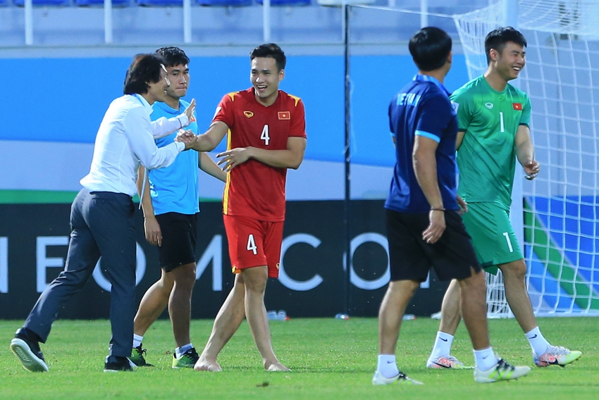 U23 Việt Nam kh&ocirc;ng ăn mừng d&ugrave; vượt qua bảng đấu kh&oacute;, gi&agrave;nh v&eacute; v&agrave;o tứ kết U23 ch&acirc;u &Aacute; 2022 - Ảnh 3.