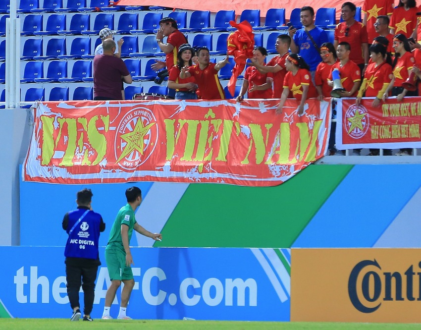 U23 Việt Nam kh&ocirc;ng ăn mừng d&ugrave; vượt qua bảng đấu kh&oacute;, gi&agrave;nh v&eacute; v&agrave;o tứ kết U23 ch&acirc;u &Aacute; 2022 - Ảnh 7.