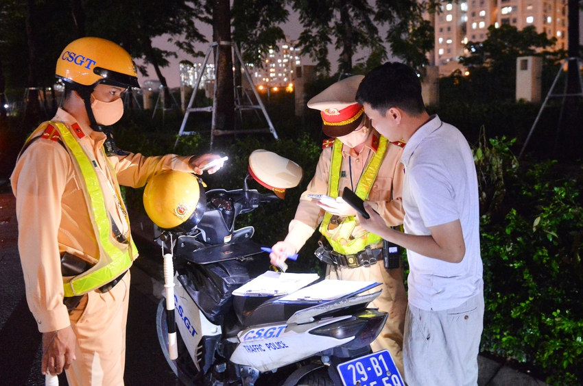 Ảnh: CSGT lập chốt trong đêm xử phạt xe tải làm rơi vãi vật liệu ra đường, tài xế lấy lý do mới đi làm, trời mưa để xin xỏ - Ảnh 10.