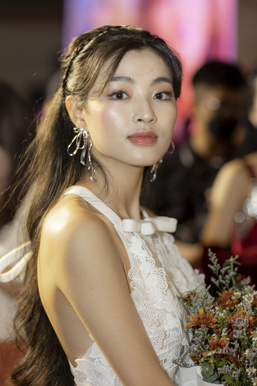 Hội n&agrave;ng thơ Em V&agrave; Trịnh đẹp nức nở đủ kiểu, mở tiệc nhan sắc ngay tr&ecirc;n thảm đỏ tại H&agrave; Nội - Ảnh 3.