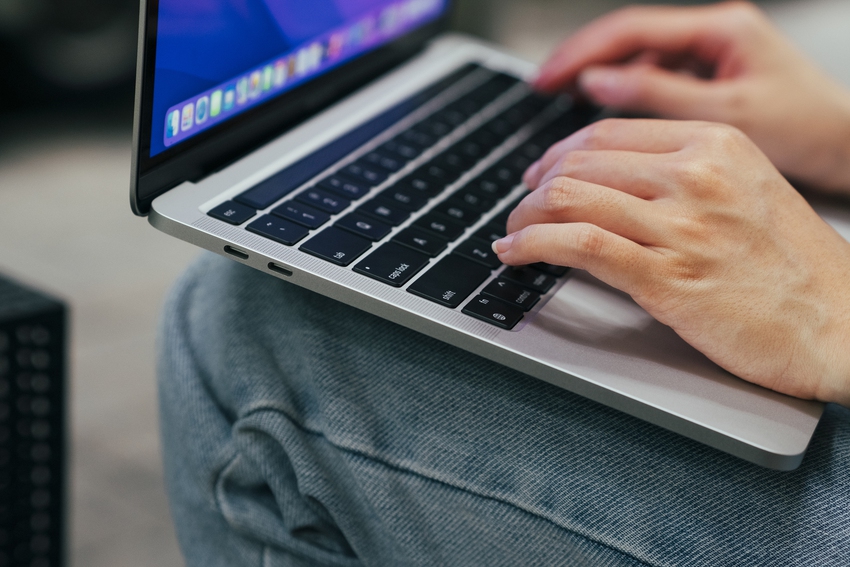 Trải nghiệm nhanh MacBook Pro M2: Hiệu năng vượt trội c&oacute; b&ugrave; được thiết kế nh&agrave;m ch&aacute;n? - Ảnh 6.