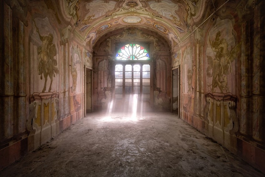 Nhiếp ảnh gia đi khắp nước Ý chụp những căn nhà bỏ hoang, kết quả thu được gây ngỡ ngàng - Ảnh 3.