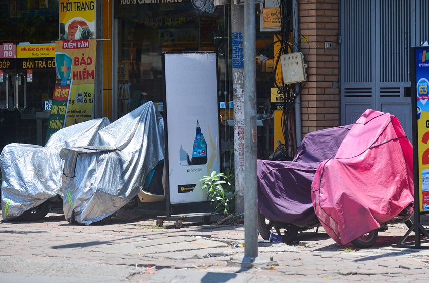 Ảnh, clip: H&agrave; Nội nắng n&oacute;ng trở lại, mặt đường xuất hiện ảo ảnh, chạm ngưỡng 60 độ C - Ảnh 14.