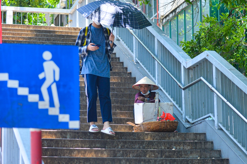 Ảnh, clip: H&agrave; Nội nắng n&oacute;ng trở lại, mặt đường xuất hiện ảo ảnh, chạm ngưỡng 60 độ C - Ảnh 10.