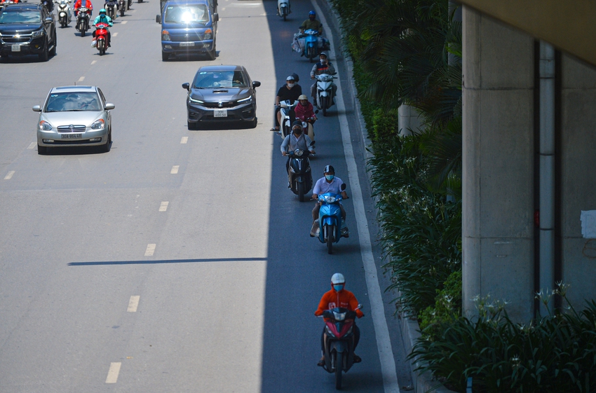 Ảnh, clip: H&agrave; Nội nắng n&oacute;ng trở lại, mặt đường xuất hiện ảo ảnh, chạm ngưỡng 60 độ C - Ảnh 5.