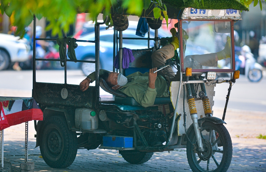 Ảnh, clip: H&agrave; Nội nắng n&oacute;ng trở lại, mặt đường xuất hiện ảo ảnh, chạm ngưỡng 60 độ C - Ảnh 8.