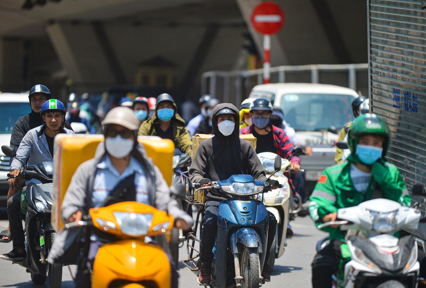 Ảnh, clip: H&agrave; Nội nắng n&oacute;ng trở lại, mặt đường xuất hiện ảo ảnh, chạm ngưỡng 60 độ C - Ảnh 3.