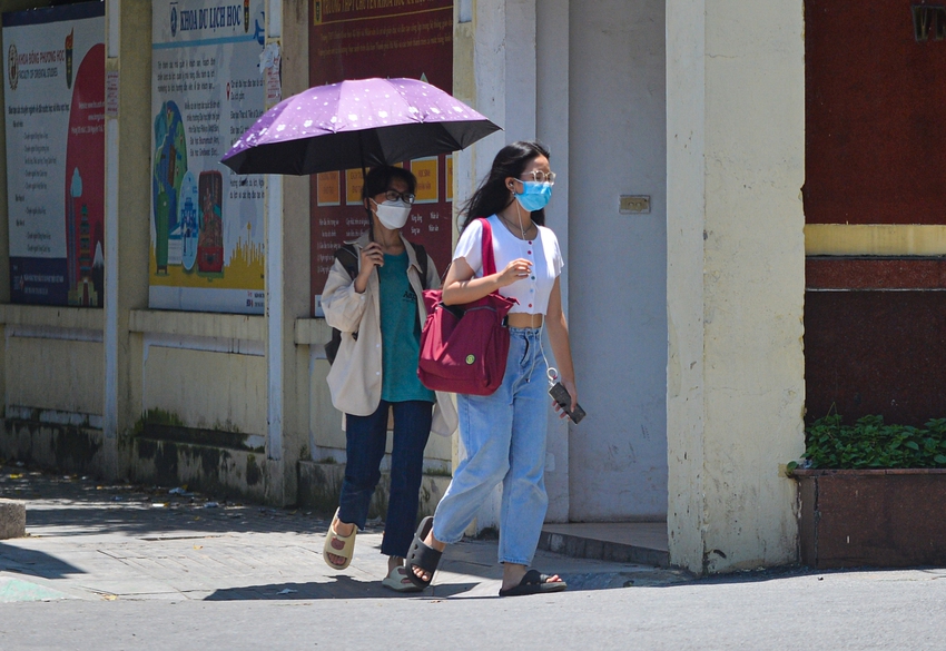 Ảnh, clip: H&agrave; Nội nắng n&oacute;ng trở lại, mặt đường xuất hiện ảo ảnh, chạm ngưỡng 60 độ C - Ảnh 13.