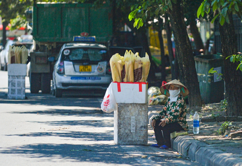 Ảnh, clip: H&agrave; Nội nắng n&oacute;ng trở lại, mặt đường xuất hiện ảo ảnh, chạm ngưỡng 60 độ C - Ảnh 12.