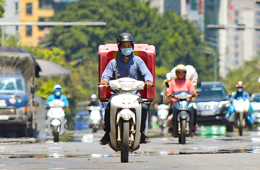 Ảnh, clip: H&agrave; Nội nắng n&oacute;ng trở lại, mặt đường xuất hiện ảo ảnh, chạm ngưỡng 60 độ C - Ảnh 4.