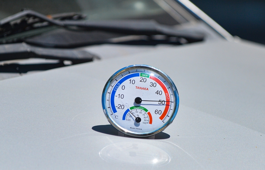 Ảnh, clip: H&agrave; Nội nắng n&oacute;ng trở lại, mặt đường xuất hiện ảo ảnh, chạm ngưỡng 60 độ C - Ảnh 7.