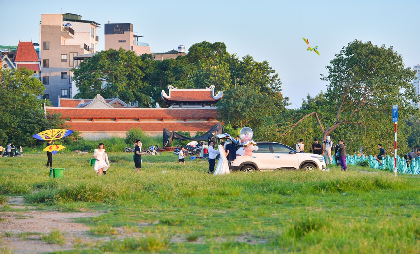 Hà Nội: Người dân bị dây diều cứa cổ nhưng bãi cỏ trống cạnh phủ Tây Hồ vẫn đông người đến thả diều - Ảnh 1.