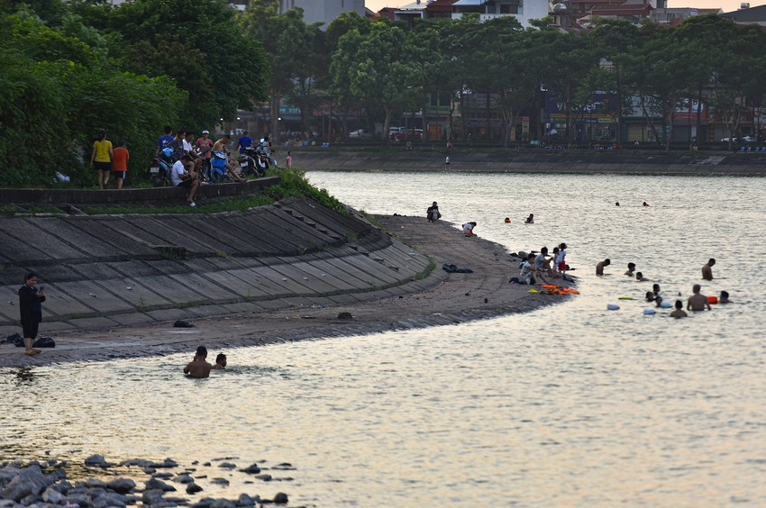 Ảnh: Hà Nội nắng nóng 37 độ C, người lớn, trẻ em biến hồ Linh Đàm thành bãi tắm để giải nhiệt - Ảnh 2.